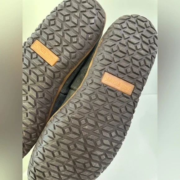 Minnetonka Tobie Moccasin Slipper size 9 men